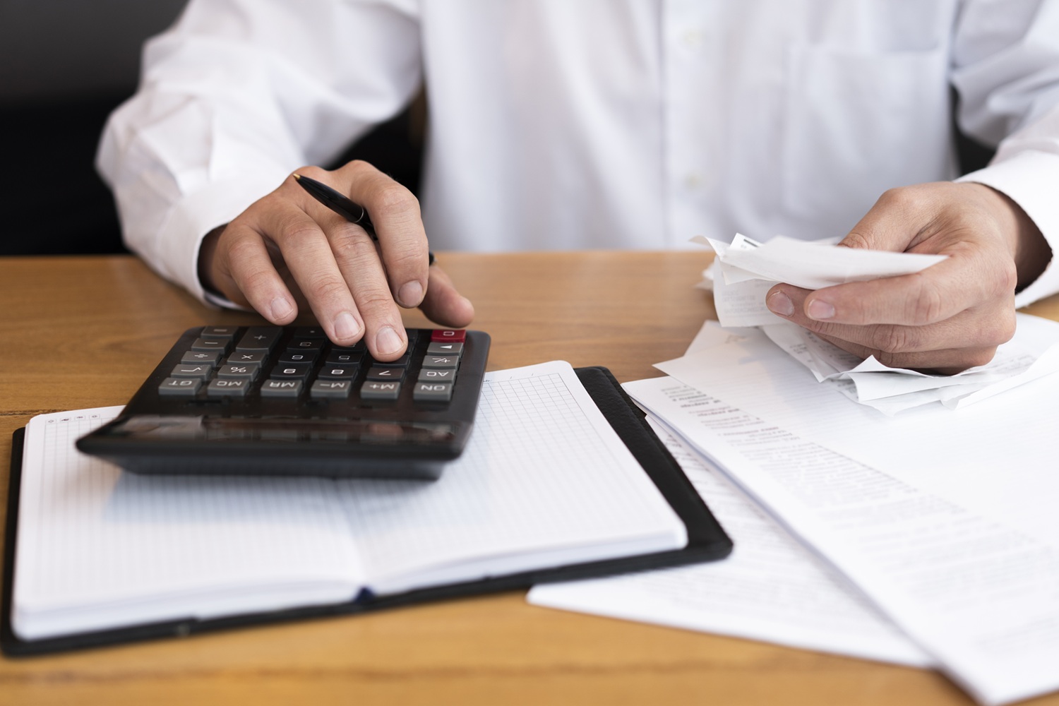 business-man-generating-e-invoices